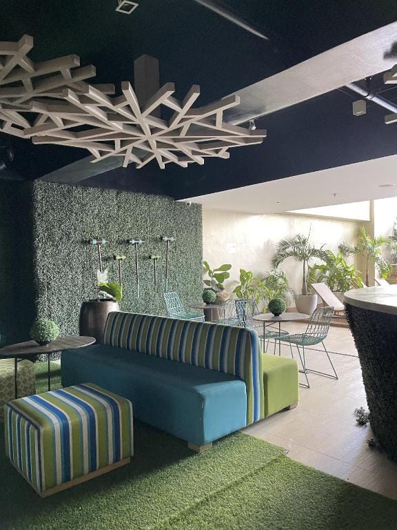 Specious unit/balcony+pool-Gym/WiFi/Netflix/Washer Apartment in Pasay