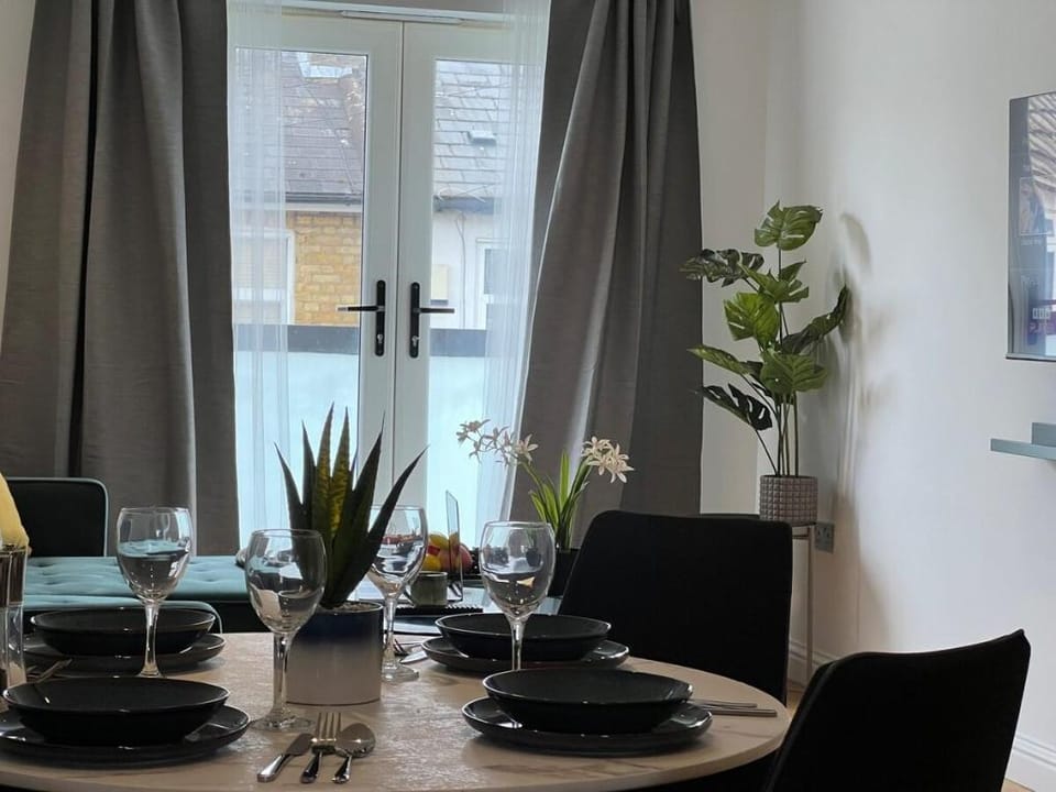 Luxurious & Stylish Flat, Close To London & Shops Vacation rental in London