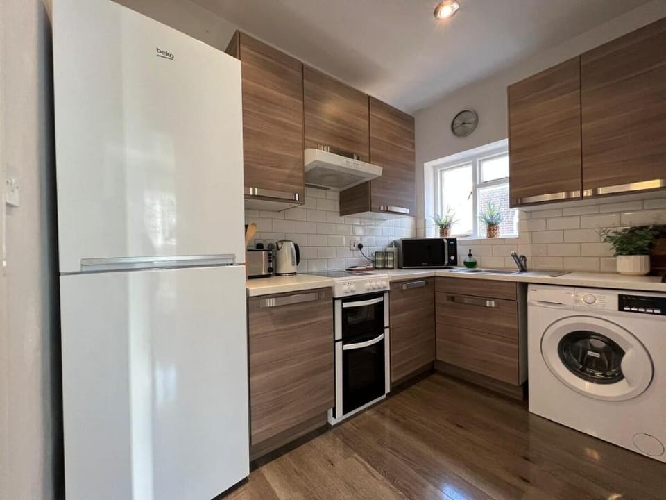 Central & Cosy Flat Next To Station & Shops Apartment in London