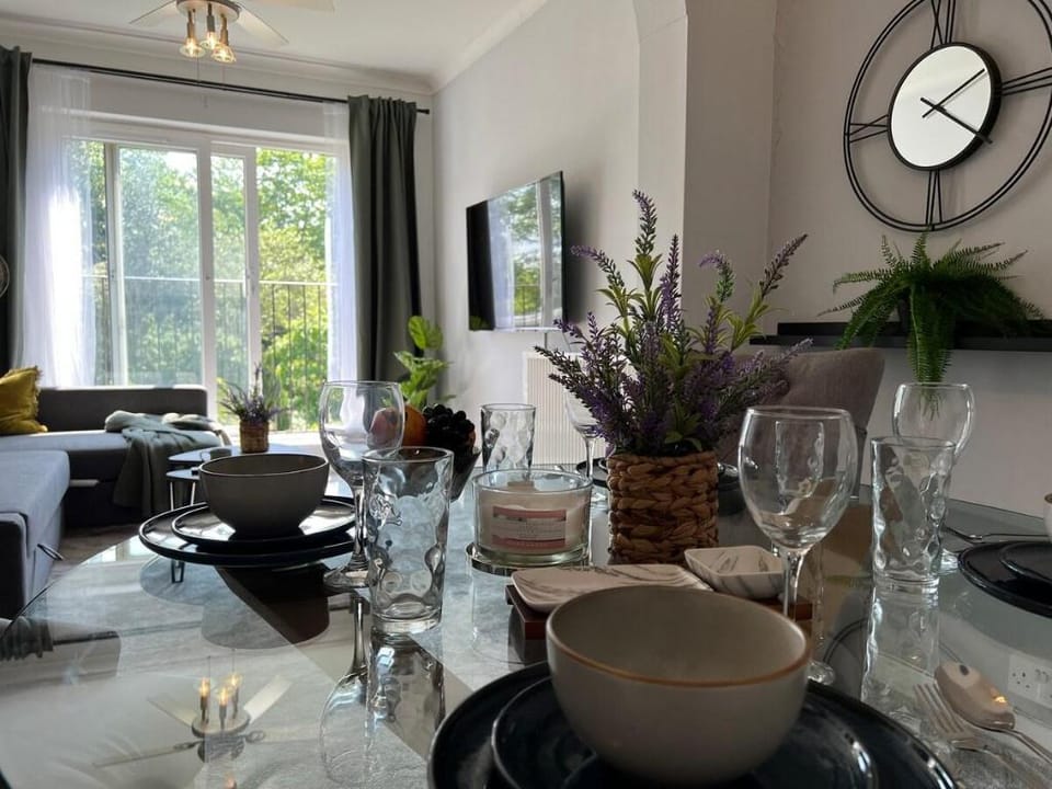 Central & Cosy Flat Next To Station & Shops Apartment in London