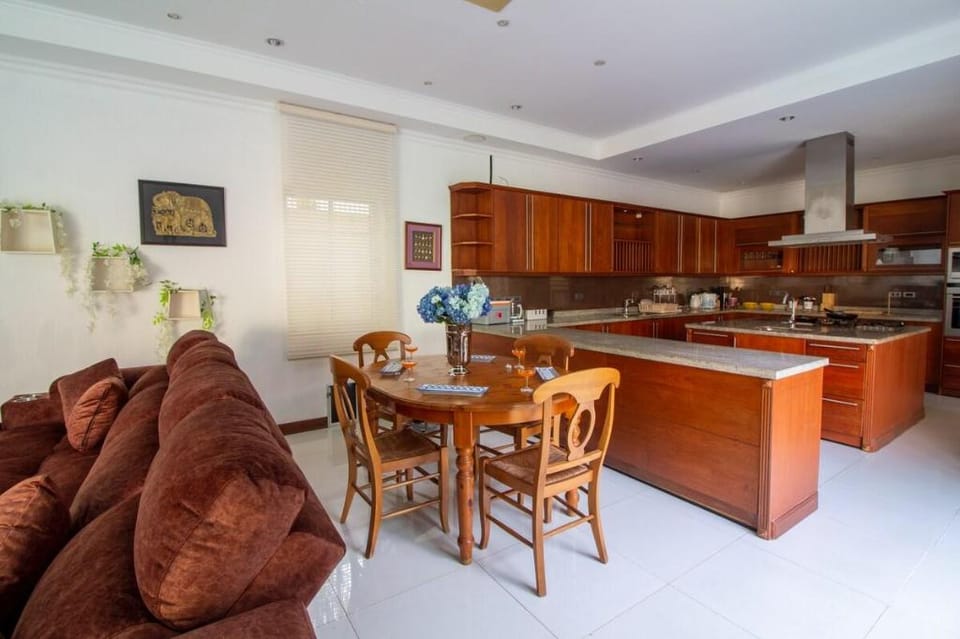 Seaside Villa 2 Pools,beach@50m Villa in Pattaya City