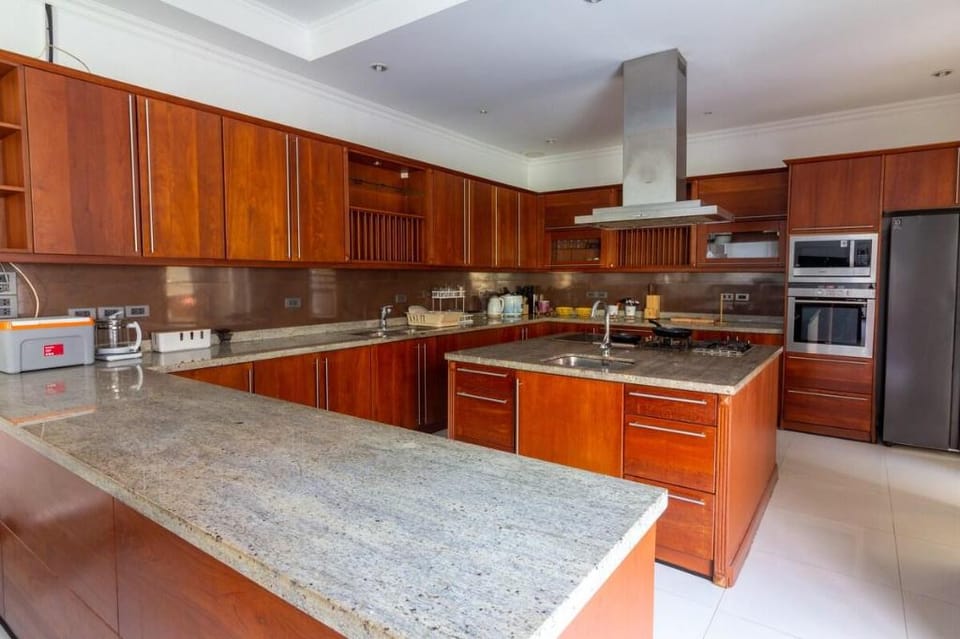 Seaside Villa 2 Pools,beach@50m Villa in Pattaya City