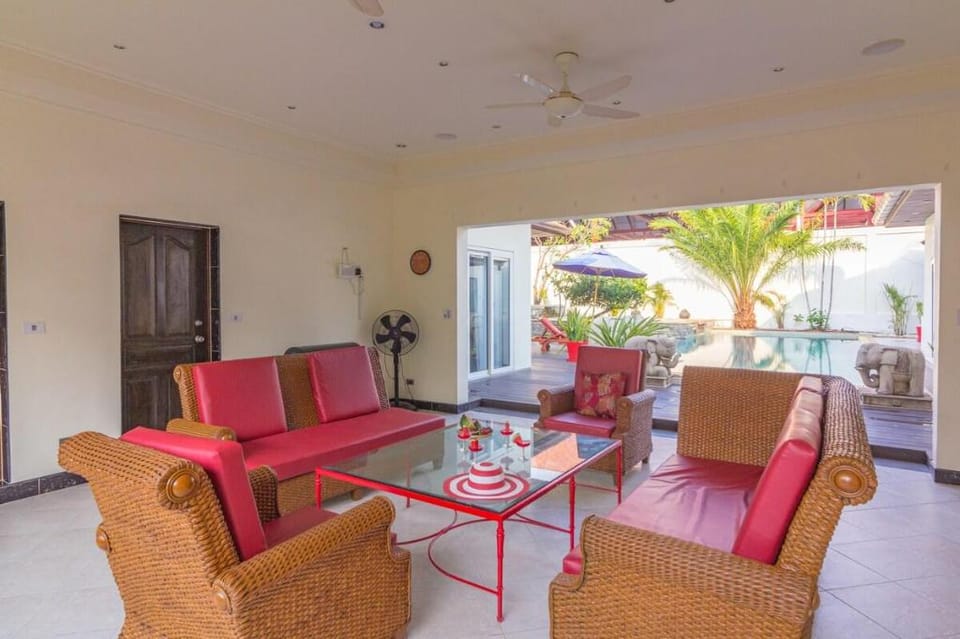 Seaside Villa 2 Pools,beach@50m Villa in Pattaya City
