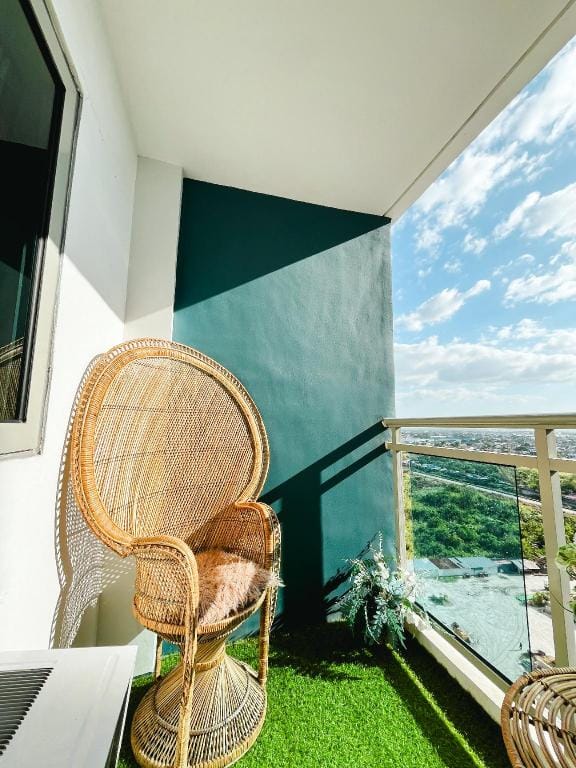 Cozy Oak: Boho Studio for Couples w/ Huge Balcony Apartment in Calabarzon