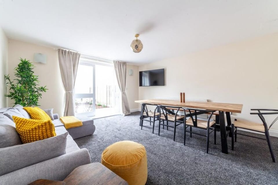 3-Bed Large Garden House Stratford,Free Parking Vacation rental in London