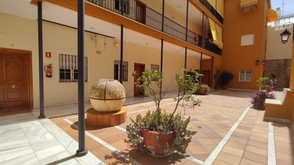 Leones Home, parking y vistas al río. Apartment in Seville