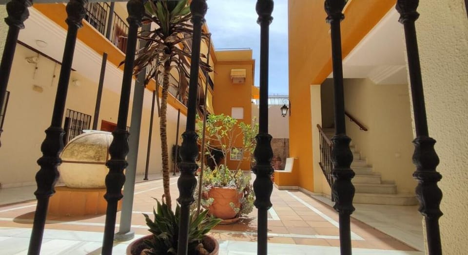 Leones Home, parking y vistas al río. Apartment in Seville