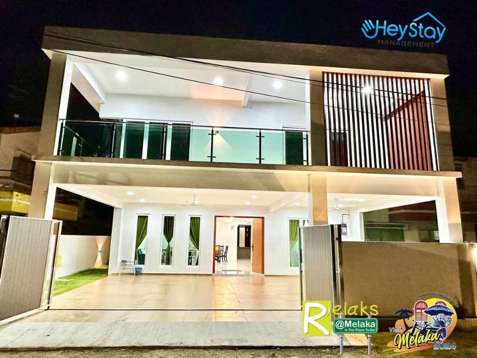 Klebang 4B3B21Pax PooltableKaraoK Jacuzzi TownArea Vacation rental in Malacca