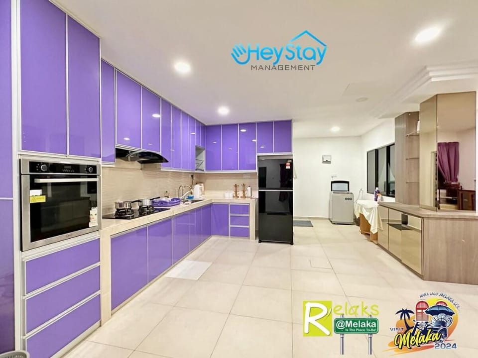 Klebang 4B3B21Pax PooltableKaraoK Jacuzzi TownArea Vacation rental in Malacca