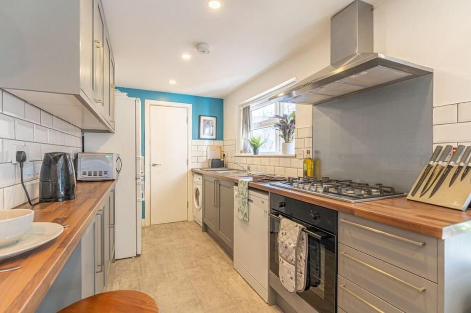 Stylish 5-bed home, each with en-suite and own TV Vacation rental in Coventry