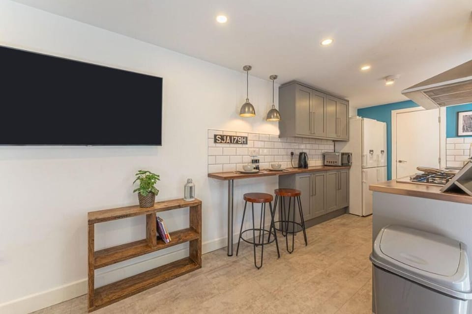 Stylish 5-bed home, each with en-suite and own TV Vacation rental in Coventry