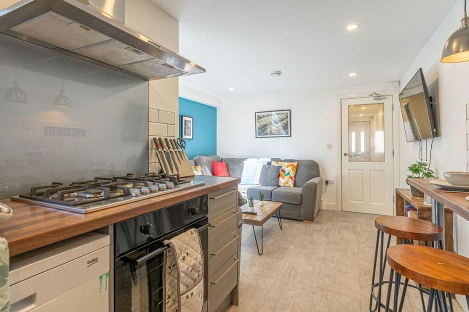 Stylish 5-bed home, each with en-suite and own TV Vacation rental in Coventry