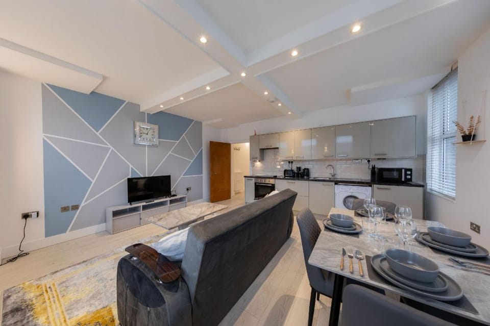 Stylish 1 Bedroom Apartment, High St. Sutton, Free Parking Apartment in England