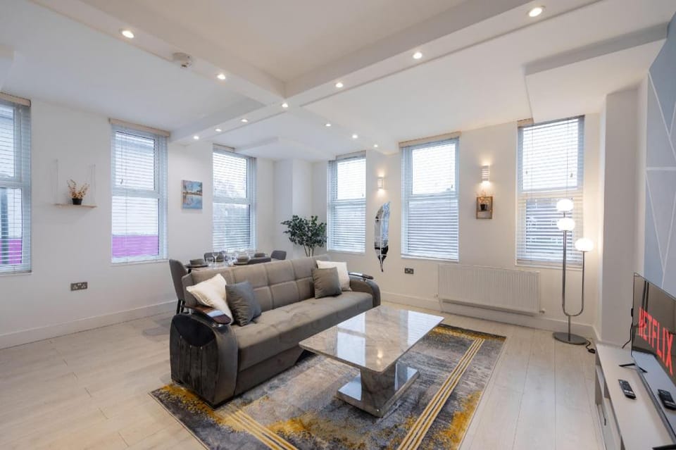 Stylish 1 Bedroom Apartment, High St. Sutton, Free Parking Apartment in England