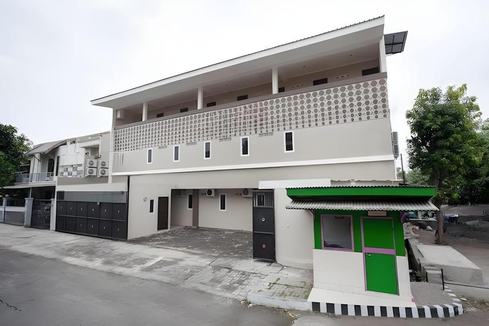 Yutaka Inn LG Dukuh Kupang Bed and Breakfast in Surabaya