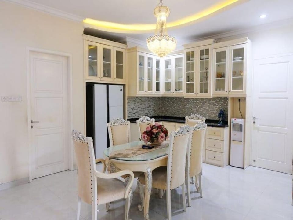Queen House. Rumah Mewah dengan 5 kamar tidur Vacation rental in Indonesia