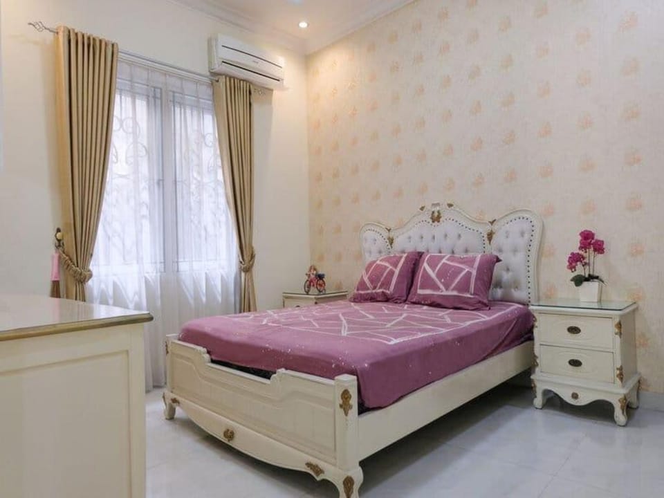 Queen House. Rumah Mewah dengan 5 kamar tidur Vacation rental in Indonesia