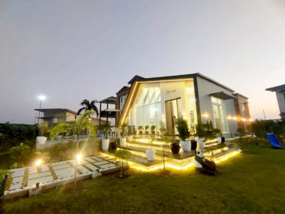 Shaw's Contemporary Residential Stay Farm Stay in Noida