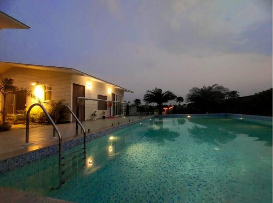 Shaw State Classic White Cottage Farm Stay in Noida