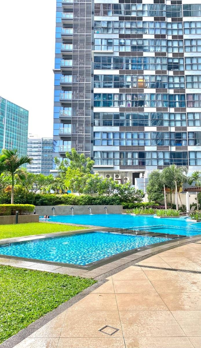 Lovely 1 Bedroom City View in Uptown BGC Apartment in Makati