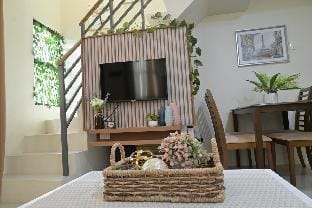 Elle's Place near Dumaguete Airport (Hyacinth) Vacation rental in Central Visayas