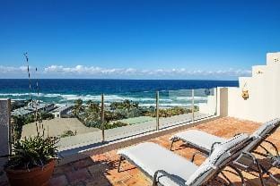 Tuscan inspired townhouse minutes from the beach Apartment in Noosa Heads