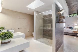 Trendy treetop living with sea views, Noosa Heads Apartment in Noosa Heads