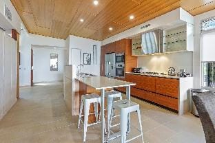 Trendy treetop living with sea views, Noosa Heads Apartment in Noosa Heads