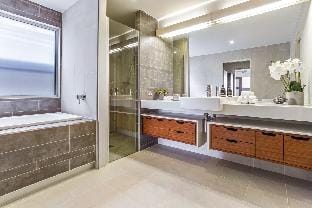 Trendy treetop living with sea views, Noosa Heads Apartment in Noosa Heads