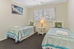 Seaside apartment minutes from Sunshine Beach Apartment in Sunrise Beach