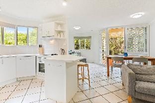 Seaside apartment minutes from Sunshine Beach Apartment in Sunrise Beach