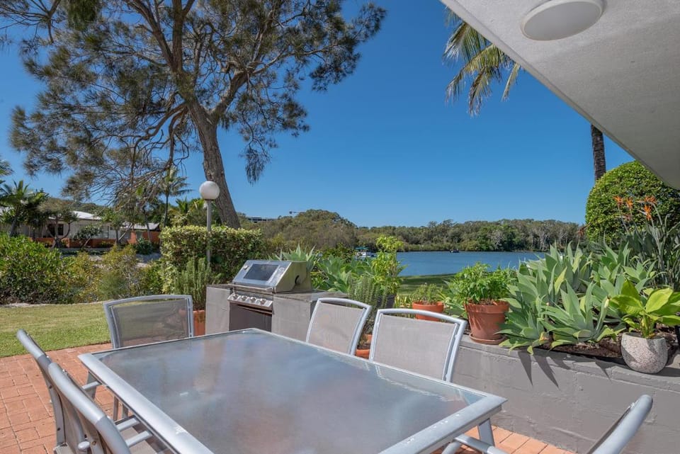 Peaceful riverside living, Noosa Heads Apartment in Noosa Heads