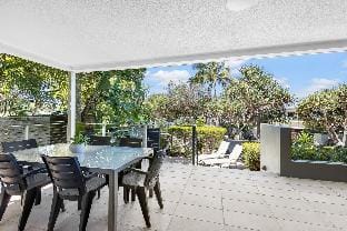 The Sunshine Villa ~ 2 Min walk to Village & Beach Apartment in Noosa Heads