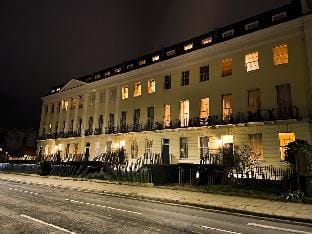 Suitely - Pittville Studios Apartment in Cheltenham