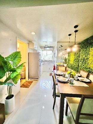“Tropical Paradise: SM Ecoland, Netflix, Pool,Wifi Apartment in Davao City
