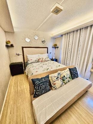 “Tropical Paradise: SM Ecoland, Netflix, Pool,Wifi Apartment in Davao City