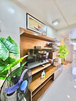“Tropical Paradise: SM Ecoland, Netflix, Pool,Wifi Apartment in Davao City