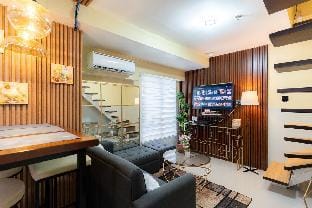 A2J BGC Luxury 2BR Loft Near High Street, Airport Apartment in Makati