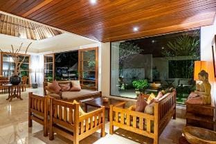 Brown Peach 4 BR Villa Private Pool IR44 Villa in Kuta Selatan