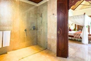 Brown Peach 4 BR Villa Private Pool IR44 Villa in Kuta Selatan