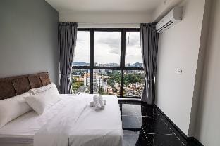 Urban Suites @Cozy, Clean & Convenient #3BR #10 Vacation rental in George Town