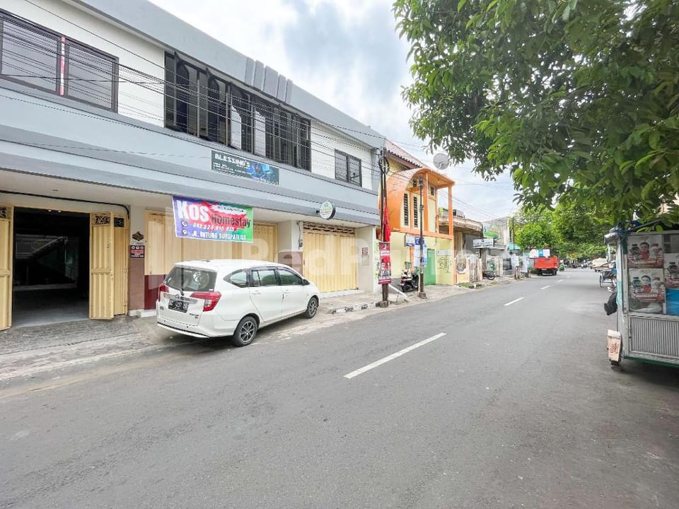 homestay & cafe blessings near station center town redpartner Hotel in East Java