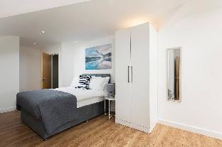 Skyvillion - Huge 4bed Apartment Wbalconyparking Apartment in Enfield