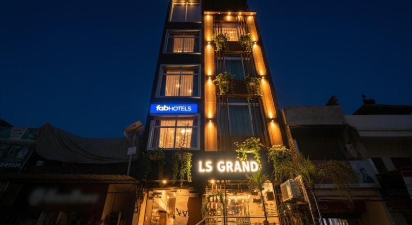 LS Grand Guest House Hotel in Varanasi
