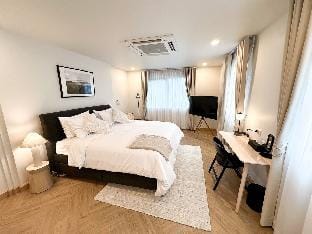 Upscale 3 bed 3 bath suite 1 min to BTS Prompong Apartment in Bangkok