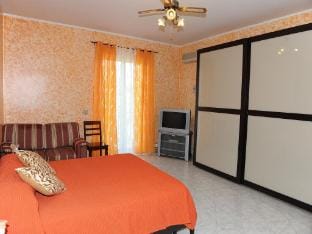 Sicilian Retreat Pool  Garden Apartment in Acireale