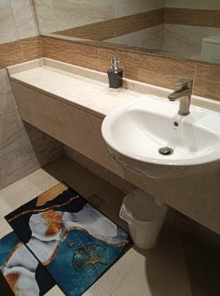 Room with shared Bathroom, Kitchen, Patio, Pool Vacation rental in Dubai