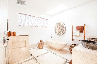 Cozy 4 Br VIlla 5 Mins walking to Finn’s beach Villa in North Kuta