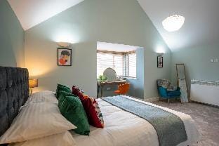 All Saints House - 5 Bed Luxury Home Vacation rental in Worcester
