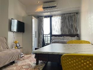 Studio | Netflix 40" TV | fast net | Makati center Apartment in Mandaluyong